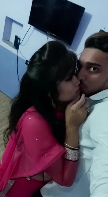 देसी लवर्स का गर्म किसिंग एमएमएस वायरल हुआ चुदाई वीडियो — screenshot 1