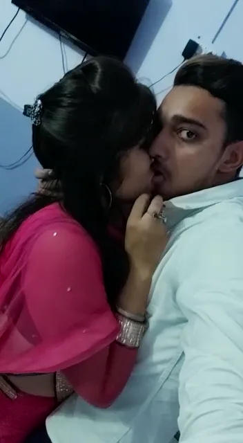 देसी लवर्स का गर्म किसिंग एमएमएस वायरल हुआ चुदाई वीडियो — screenshot 2