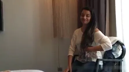 ऑफिस गर्ल ने रिसोर्ट में बॉस के मोटे लंड को चूसकर देसी सेक्स का मजा लिया हिंदी बीएफ वीडियो — screenshot 1