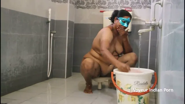 बाथरूम में नहाती बिग बूब्स वाली इंडियन आंटी नंगी वीडियो — screenshot 5