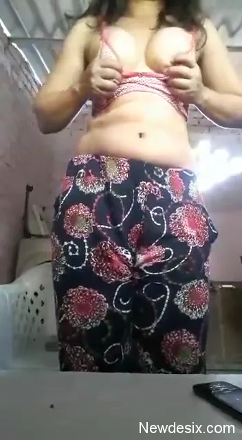 चुदासी लड़की ने ब्रा पैंटी उतारकर निजी अंग दिखाए हुए नंगी मस्ती की वीडियो — screenshot 1