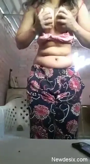चुदासी लड़की ने ब्रा पैंटी उतारकर निजी अंग दिखाए हुए नंगी मस्ती की वीडियो — screenshot 2