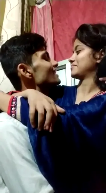 फिजिक्स सर ने देसी लड़की को किस करके बूब्स चूसते हुए चुदाई की हिंदी बीएफ — screenshot 2