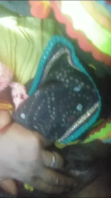 गाँव की रंडी भाभी ने यार को अपनी चूत दिखाकर ठरकी हुई देहाती चुदाई — screenshot 2