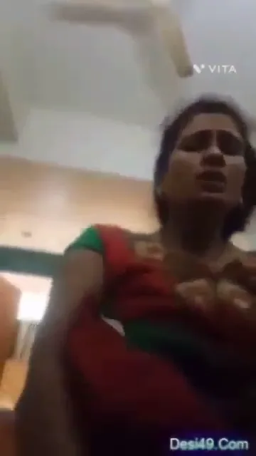 नेहा भाभी काली ब्रा से बूब्स निकालकर पति के मोटे लंड पर बैठकर जोरदार देसी चुदाई करती हुई हिंदी बीएफ वीडियो — screenshot 1