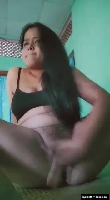 कामुक नेपाली लड़की अपनी चूत में उंगली डालकर मस्ती करती हुई देसी चुदाई वीडियो — screenshot 3