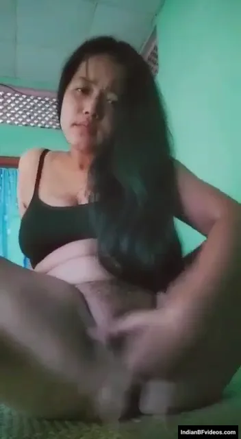 कामुक नेपाली लड़की अपनी चूत में उंगली डालकर मस्ती करती हुई देसी चुदाई वीडियो — screenshot 5