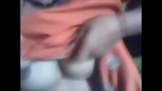 सीधी साधी लड़की के खूबसूरत बूब्स दबाकर चूसे गांव की देसी चुदाई वीडियो — screenshot 3