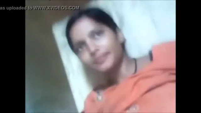 सीधी साधी लड़की के खूबसूरत बूब्स दबाकर चूसे गांव की देसी चुदाई वीडियो — screenshot 5