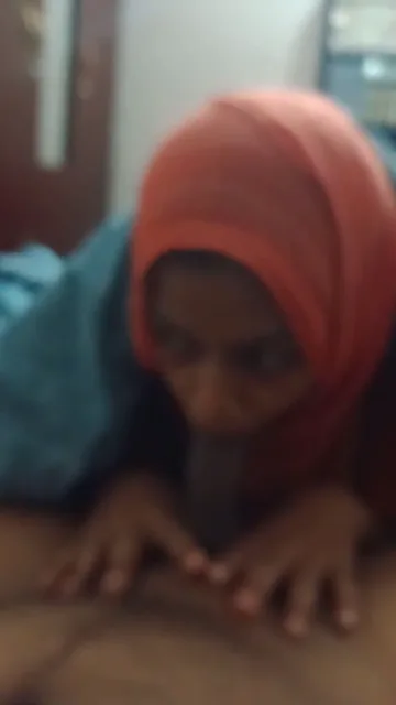 हिजाबी मुस्लिम आंटी ने जेठ का लंड और गांड चाटा देसी बीएफ वीडियो — screenshot 1