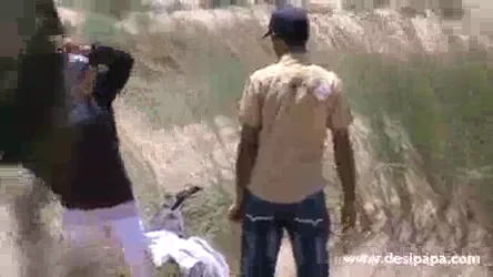 दोपहर की गर्मी में समुन्द्र किनारे जीएफ के साथ देहाती चुदाई हिंदी बीएफ वीडियो — screenshot 10