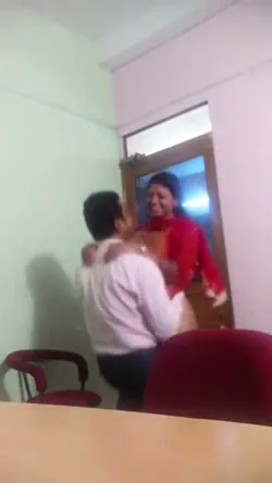 मोना की चड्डी खोलकर बॉस ने उसकी चूत में लंड डाला देसी MMS ब्लू फिल्म — screenshot 7