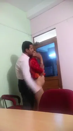 मोना की चड्डी खोलकर बॉस ने उसकी चूत में लंड डाला देसी MMS ब्लू फिल्म — screenshot 10
