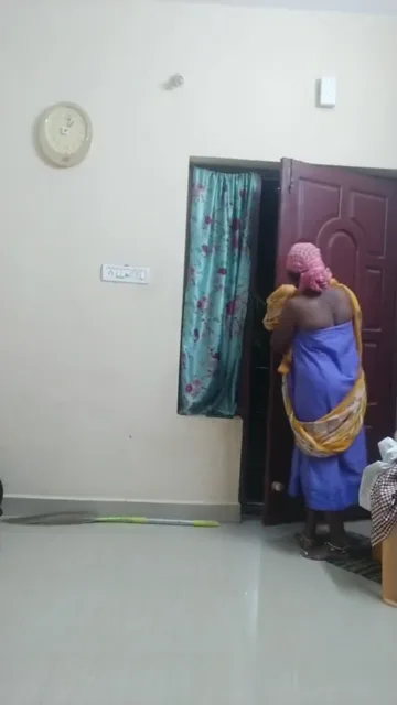 नहाकर आई आंटी से वाटर कैन वाले का देहाती जोरदार रोमांस चुदाई वीडियो — screenshot 1