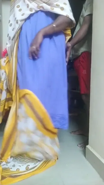 नहाकर आई आंटी से वाटर कैन वाले का देहाती जोरदार रोमांस चुदाई वीडियो — screenshot 3