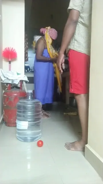 नहाकर आई आंटी से वाटर कैन वाले का देहाती जोरदार रोमांस चुदाई वीडियो — screenshot 4