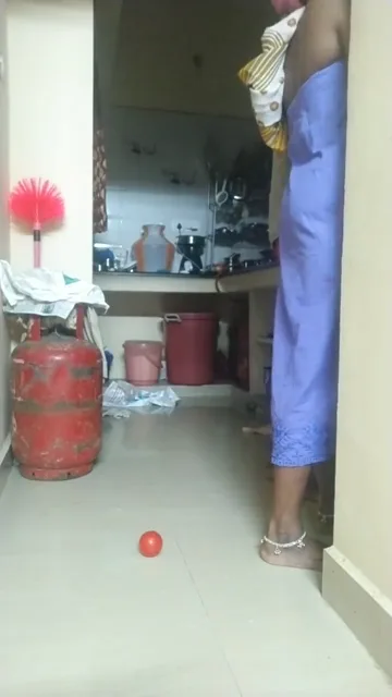 नहाकर आई आंटी से वाटर कैन वाले का देहाती जोरदार रोमांस चुदाई वीडियो — screenshot 5