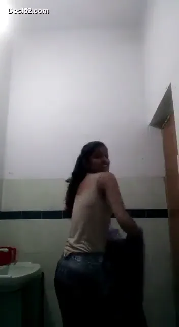 हॉट स्लिम फिगर वाली ब्यूटीफुल लड़की ने बाथरूम में न्यूड एमएमएस बनाया देसी सेक्स — screenshot 1