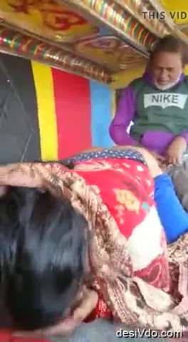 ट्रक ड्राइवर ने रोड साइड रंडी की चूत और गांड बीच सड़क पर चोदी — screenshot 1