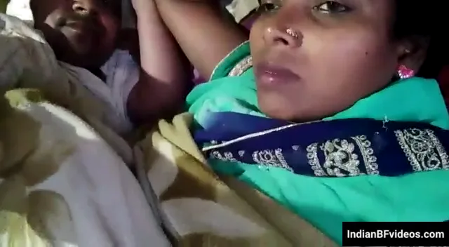 गरीब पति पत्नी ने बिस्तर पर लेटे लेटे साड़ी उठाकर देसी चुदाई का MMS हिंदी बीएफ बनाया