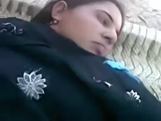 खटिया पर देहाती मुस्कान की गुलाबी चिकनी चूत चोदी गई गांव की देसी चुदाई वीडियो — screenshot 2