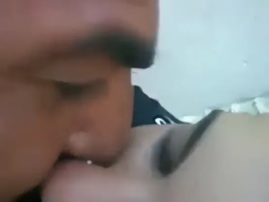 खटिया पर देहाती मुस्कान की गुलाबी चिकनी चूत चोदी गई गांव की देसी चुदाई वीडियो — screenshot 4