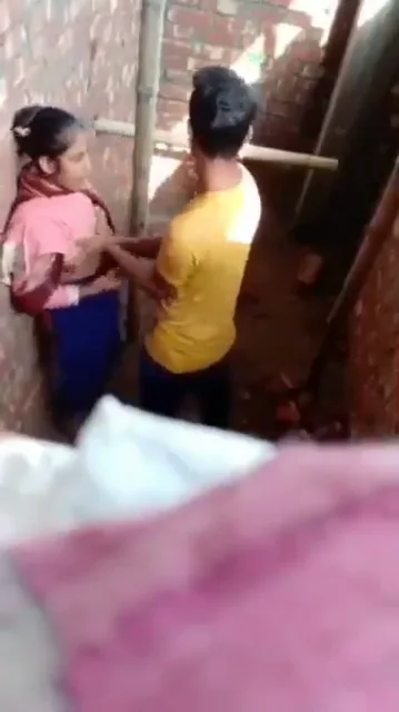 कंस्ट्रक्शन साइट पर गर्लफ्रेंड ने चुपके से बॉयफ्रेंड को ब्लोजॉब दिया देसी सेक्स वीडियो — screenshot 1