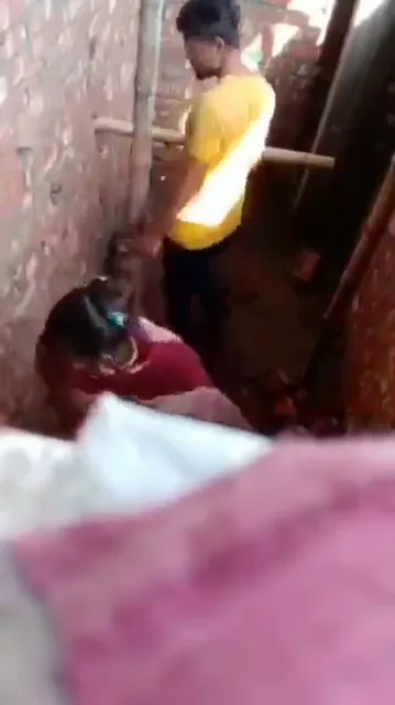 कंस्ट्रक्शन साइट पर गर्लफ्रेंड ने चुपके से बॉयफ्रेंड को ब्लोजॉब दिया देसी सेक्स वीडियो — screenshot 2