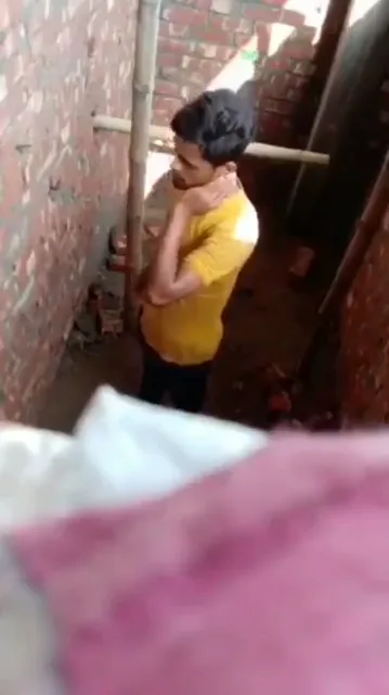 कंस्ट्रक्शन साइट पर गर्लफ्रेंड ने चुपके से बॉयफ्रेंड को ब्लोजॉब दिया देसी सेक्स वीडियो — screenshot 3