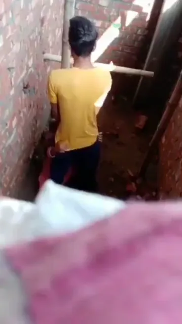 कंस्ट्रक्शन साइट पर गर्लफ्रेंड ने चुपके से बॉयफ्रेंड को ब्लोजॉब दिया देसी सेक्स वीडियो — screenshot 4