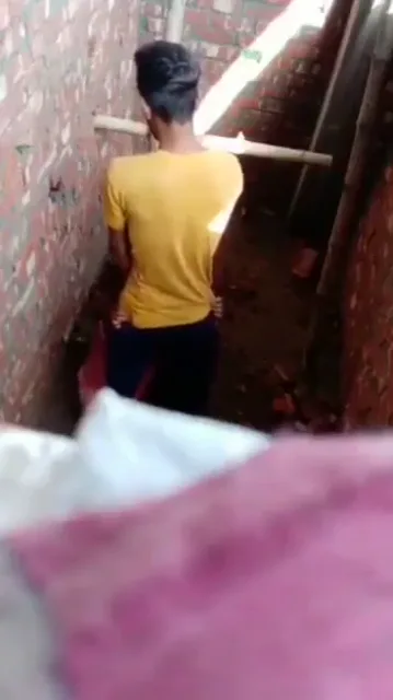 कंस्ट्रक्शन साइट पर गर्लफ्रेंड ने चुपके से बॉयफ्रेंड को ब्लोजॉब दिया देसी सेक्स वीडियो — screenshot 5