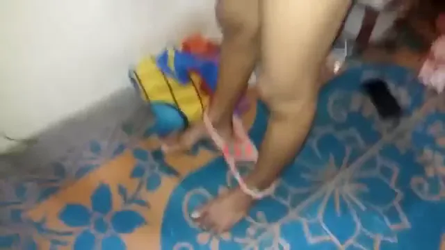 गर्लफ्रेंड को घर लाकर चड्डी उतार मोटी चूत फिल्माते हुए देसी सेक्स हिंदी बीएफ