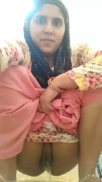 पंजाबी भाभी ने संडास में देसी पिसिंग करके लवर के लिए बनाई चूत वीडियो — screenshot 2