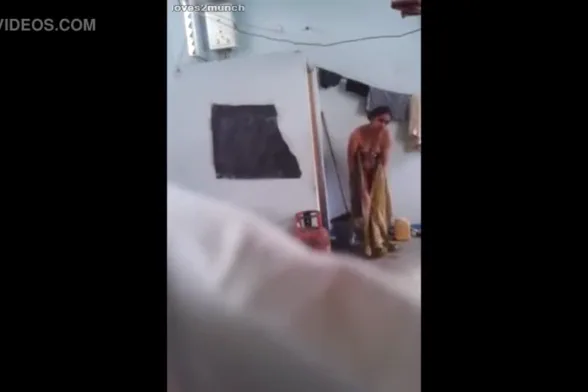 बेटे ने माँ को नहाते और कपड़े बदलते हुए गुप्त रूप से फिल्माया देसी एमएमएस वीडियो — screenshot 6