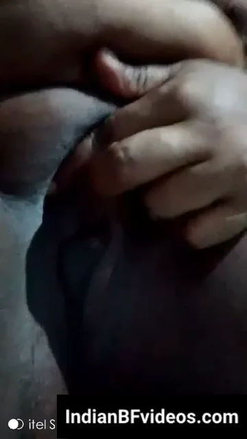 मल्लू आंटी अपने बड़े स्तन दबाकर चूत में उंगली डालती हुई वीडियो — screenshot 1