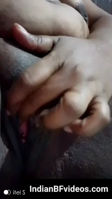 मल्लू आंटी अपने बड़े स्तन दबाकर चूत में उंगली डालती हुई वीडियो — screenshot 2