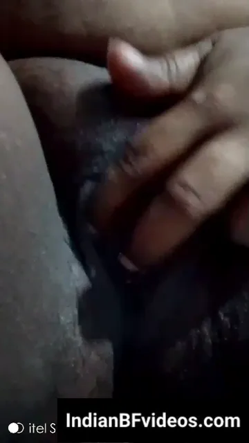 मल्लू आंटी अपने बड़े स्तन दबाकर चूत में उंगली डालती हुई वीडियो — screenshot 3