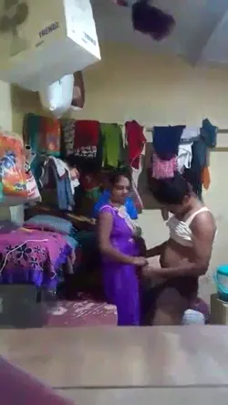 गुटखा चबाती कामवाली आंटी की चूत चोदकर मजा लेने का देसी सेक्स हिंदी बीएफ वीडियो — screenshot 1
