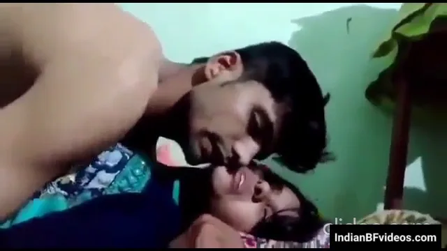 क्यूट गर्लफ्रेंड के मुलायम चूतड़ों का स्वाद लेकर की देसी चुदाई हिंदी बीएफ — screenshot 1