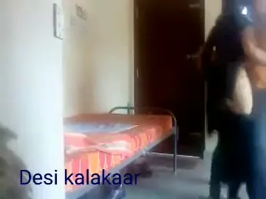 चोदना न जाने बिस्तर टेढ़ा वाली देसी लड़की की चूत चुदाई हिंदी बीएफ वीडियो — screenshot 2