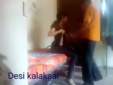 चोदना न जाने बिस्तर टेढ़ा वाली देसी लड़की की चूत चुदाई हिंदी बीएफ वीडियो — screenshot 5
