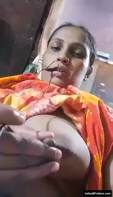 गांव की असंतुष्ट भाभी वीडियो कॉल पर चूत दिखाकर गंदी बातें करती हुई — screenshot 1
