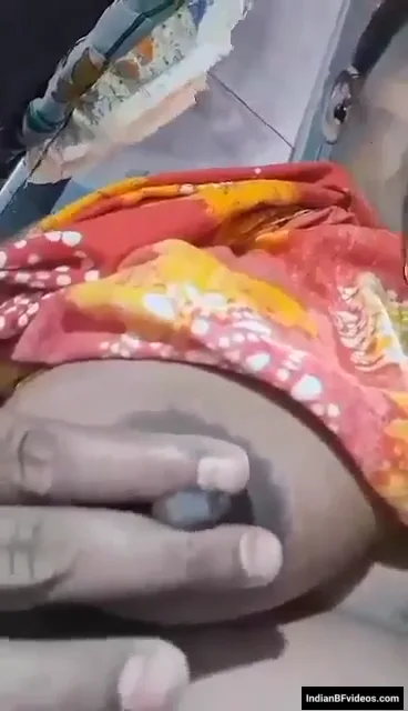 गांव की असंतुष्ट भाभी वीडियो कॉल पर चूत दिखाकर गंदी बातें करती हुई — screenshot 2