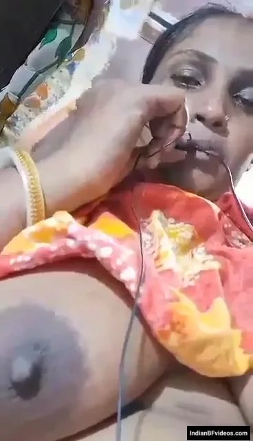 गांव की असंतुष्ट भाभी वीडियो कॉल पर चूत दिखाकर गंदी बातें करती हुई — screenshot 3