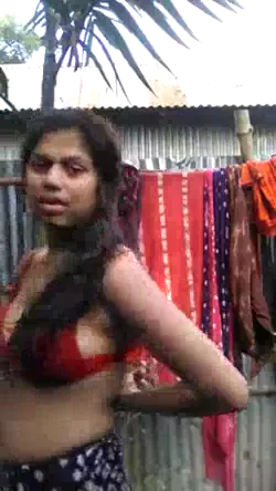 खुले बाथरूम में नंगी देसी लड़की चूत गांड दिखाती हुई हिंदी बीएफ वीडियो — screenshot 1
