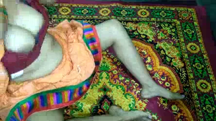 बूढी सास की चूत हिला हिलाकर चोदा देसी गांव की चुदाई हिंदी बीएफ वीडियो — screenshot 1