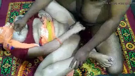 बूढी सास की चूत हिला हिलाकर चोदा देसी गांव की चुदाई हिंदी बीएफ वीडियो — screenshot 5