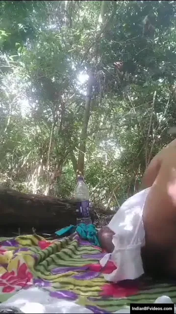 बड़े बूब्स मल्लू भाभी की चूत चाटी जंगल में ले जाकर देसी सेक्स वीडियो — screenshot 5