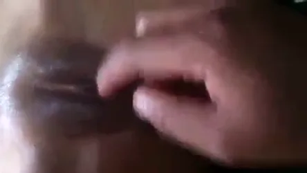 गोरी देसी लड़की की काली चूत सहलाने और चाटने वाली गांव की चुदाई वीडियो — screenshot 1
