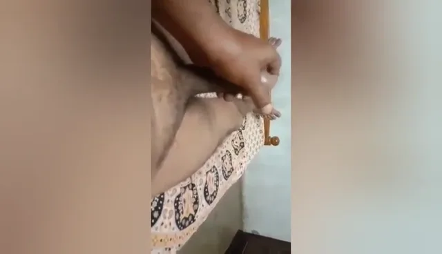 आंटी की चूत बजाई अंकल के सामने उसके कहने पर देसी सेक्स वीडियो — screenshot 6
